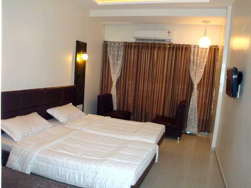 Purohit S Hotel Raj Surat Exteriör bild